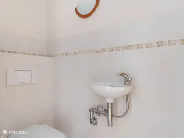 Gastentoilet in de gang